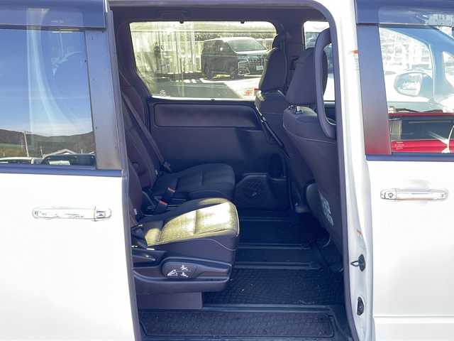 トヨタ ヴォクシー ZS 煌 山梨県 2018(平30)年 6.3万km ホワイトパールクリスタルシャイン 純正SDナビ（NSZT-Y68T）/ＣＤ/ＤＶＤ/ＢＴ/フルセグテレビ/バックカメラ/アイドリングストップ/クルーズコントロール/プッシュスタート/両側パワースライドドア/ETC/純正LEDヘッドライト