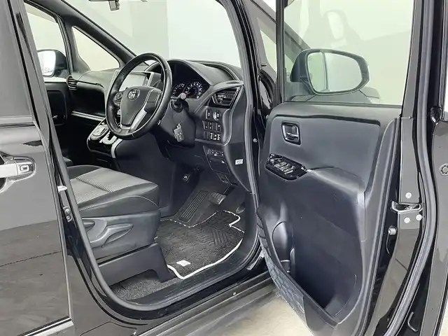 トヨタ ヴォクシー ZS 煌 大分県 2018(平30)年 7.1万km ブラック ワンオーナー/7人乗り/TOYOTAセーフティセンス/・プリクラッシュセーフティ/・レーンディパーチャアラート/・オートマチックハイビーム/純正10型ナビ　型式：NSZN-Z66T/【フルセグTV、DVD再生可、BT対応】/ステアリングスイッチ/バックカメラ/純正フリップダウンモニター/両側電動スライドドア/社外ドライブレコーダー/ビルトインETC/アイドリングストップ/横滑り防止装置/電動格納ミラー/純正フロアマット/オートライト/LEDヘッドライト/LEDフォグ/純正16インチアルミホイール/保証書、取説、スペアキー有り