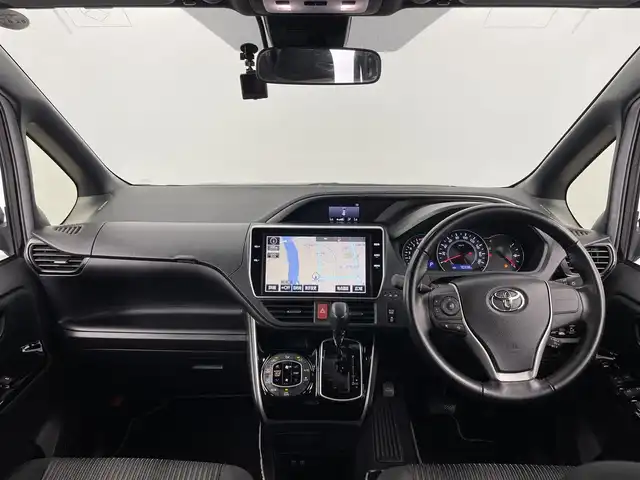 トヨタ ヴォクシー ZS 煌 大分県 2018(平30)年 7.1万km ブラック ワンオーナー/7人乗り/TOYOTAセーフティセンス/・プリクラッシュセーフティ/・レーンディパーチャアラート/・オートマチックハイビーム/純正10型ナビ　型式：NSZN-Z66T/【フルセグTV、DVD再生可、BT対応】/ステアリングスイッチ/バックカメラ/純正フリップダウンモニター/両側電動スライドドア/社外ドライブレコーダー/ビルトインETC/アイドリングストップ/横滑り防止装置/電動格納ミラー/純正フロアマット/オートライト/LEDヘッドライト/LEDフォグ/純正16インチアルミホイール/保証書、取説、スペアキー有り