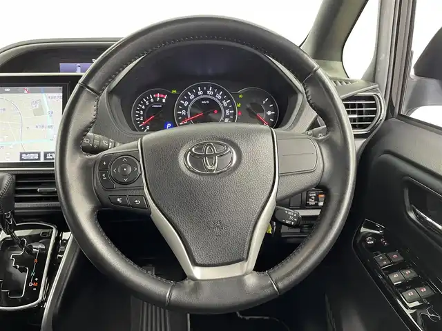 トヨタ ヴォクシー ZS 煌 大分県 2018(平30)年 7.1万km ブラック ワンオーナー/7人乗り/TOYOTAセーフティセンス/・プリクラッシュセーフティ/・レーンディパーチャアラート/・オートマチックハイビーム/純正10型ナビ　型式：NSZN-Z66T/【フルセグTV、DVD再生可、BT対応】/ステアリングスイッチ/バックカメラ/純正フリップダウンモニター/両側電動スライドドア/社外ドライブレコーダー/ビルトインETC/アイドリングストップ/横滑り防止装置/電動格納ミラー/純正フロアマット/オートライト/LEDヘッドライト/LEDフォグ/純正16インチアルミホイール/保証書、取説、スペアキー有り