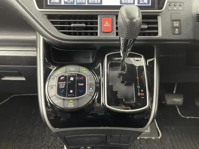 トヨタ ヴォクシー ZS 煌 大分県 2018(平30)年 7.1万km ブラック ワンオーナー/7人乗り/TOYOTAセーフティセンス/・プリクラッシュセーフティ/・レーンディパーチャアラート/・オートマチックハイビーム/純正10型ナビ　型式：NSZN-Z66T/【フルセグTV、DVD再生可、BT対応】/ステアリングスイッチ/バックカメラ/純正フリップダウンモニター/両側電動スライドドア/社外ドライブレコーダー/ビルトインETC/アイドリングストップ/横滑り防止装置/電動格納ミラー/純正フロアマット/オートライト/LEDヘッドライト/LEDフォグ/純正16インチアルミホイール/保証書、取説、スペアキー有り