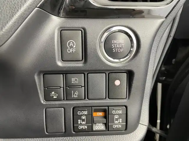 トヨタ ヴォクシー ZS 煌 大分県 2018(平30)年 7.1万km ブラック ワンオーナー/7人乗り/TOYOTAセーフティセンス/・プリクラッシュセーフティ/・レーンディパーチャアラート/・オートマチックハイビーム/純正10型ナビ　型式：NSZN-Z66T/【フルセグTV、DVD再生可、BT対応】/ステアリングスイッチ/バックカメラ/純正フリップダウンモニター/両側電動スライドドア/社外ドライブレコーダー/ビルトインETC/アイドリングストップ/横滑り防止装置/電動格納ミラー/純正フロアマット/オートライト/LEDヘッドライト/LEDフォグ/純正16インチアルミホイール/保証書、取説、スペアキー有り