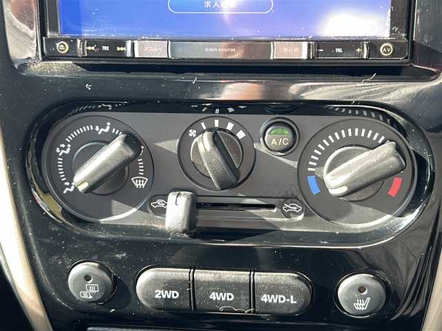 スズキ ジムニー ランドベンチャー 岩手県 2017(平29)年 1.3万km クールカーキPM ナビ　ＣＤ　ＤＶＤ再生　フルセグ　ＥＴＣ　ハーフレザーシート　運転席シートヒーター　純正１６インチアルミホイール　背面タイヤ　フロントフォグランプ　リモコンキー　ステアリングスイッチ　純正フロアマット