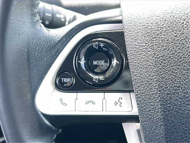 トヨタ プリウス A ツーリングセレクション 鹿児島県 2017(平29)年 14.6万km ホワイトパールクリスタルシャイン パーキングアシスト /ヘッドアップディスプレイ　/D＋N席シートヒーター　/クルーズコントロール　/純正前方ドライブレコーダー　/純正SDナビ（DSZT-YC4T） /Bluetoothオーディオ　/バックカメラ/フルセグテレビ/アイドリングストップ/ビルトインETC/前後コーナーセンサー/横滑り防止装置/盗難防止装置/レーンキープアシスト/LEDヘッドライト/純正アルミホイール（17インチ）/エアバック（W＋サイド）/プッシュスタート/スマートキー