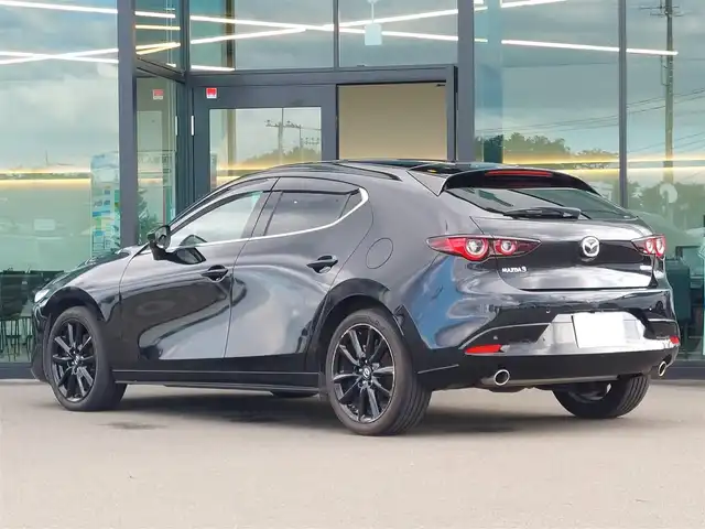 マツダ マツダ３ファストバック 20S ブラックトーンED 東京都 2022(令4)年 3.1万km ジェットブラックマイカ  i‐ACTIVSENSE/・スマートシティブレーキサポート/・車線逸脱警報システム/・レーンキープアシスト/・レーダークルーズコントロール/・クルージング & トラフィック・サポート /・誤発進抑制制御/・ブラインドスポットモニタリング/・アクティブドライビングディスプレイ/・360°ビューモニター/プッシュスタート/アイドリングストップ/パドルシフト/純正ナビ/フルセグTV/ETC/ドライブレコーダー/運転席メモリー機能付きパワーシート/シートヒーター/LEDヘッドライト/18インチ純正アルミホイール/スマートキー