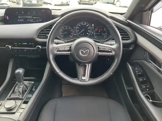 マツダ マツダ３ファストバック 20S ブラックトーンED 東京都 2022(令4)年 3.1万km ジェットブラックマイカ  i‐ACTIVSENSE/・スマートシティブレーキサポート/・車線逸脱警報システム/・レーンキープアシスト/・レーダークルーズコントロール/・クルージング & トラフィック・サポート /・誤発進抑制制御/・ブラインドスポットモニタリング/・アクティブドライビングディスプレイ/・360°ビューモニター/プッシュスタート/アイドリングストップ/パドルシフト/純正ナビ/フルセグTV/ETC/ドライブレコーダー/運転席メモリー機能付きパワーシート/シートヒーター/LEDヘッドライト/18インチ純正アルミホイール/スマートキー