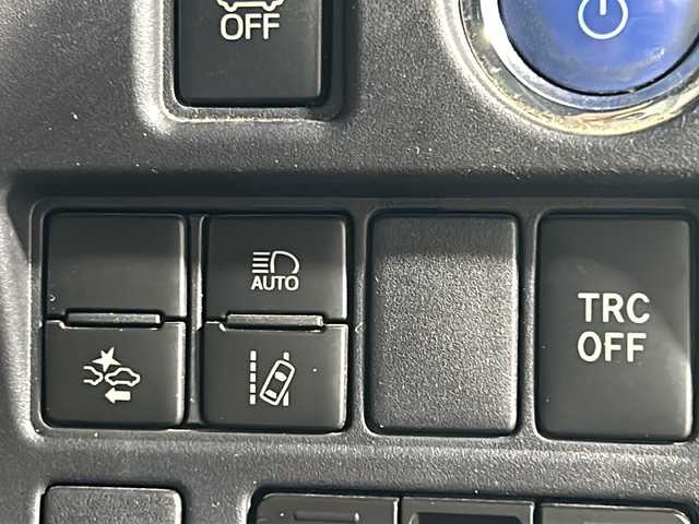 トヨタ エスクァイア ハイブリッド Gi ブラックテーラード 沖縄県 2016(平28)年 6.2万km スパークリングブラックパールクリスタルシャイン 県外仕入れ/純正9インチナビ/(フルセグTV/CD/DVD/BT)/バックカメラ/社外フリップダウンモニター/両側パワースライドドア/トヨタセーフティセンス/クルーズコントロール/レーンディパーチャーアラート/オートマチックハイビーム/前後ドラレコ/ETC2.0/ステアリングスイッチ/リアオートエアコン/シートヒーター