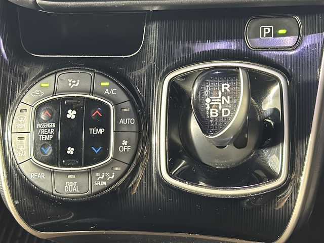 トヨタ エスクァイア ハイブリッド Gi ブラックテーラード 沖縄県 2016(平28)年 6.2万km スパークリングブラックパールクリスタルシャイン 県外仕入れ/純正9インチナビ/(フルセグTV/CD/DVD/BT)/バックカメラ/社外フリップダウンモニター/両側パワースライドドア/トヨタセーフティセンス/クルーズコントロール/レーンディパーチャーアラート/オートマチックハイビーム/前後ドラレコ/ETC2.0/ステアリングスイッチ/リアオートエアコン/シートヒーター