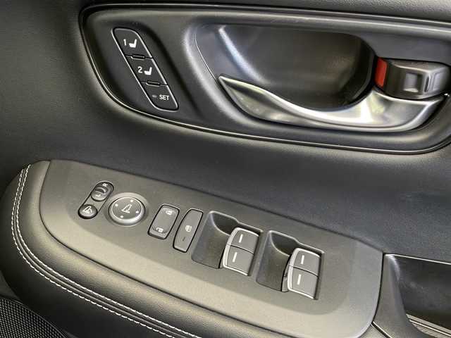 ホンダ ＺＲ－Ｖ ハイブリッド e:HEV Z 長野県 2023(令5)年 1.4万km スーパープラチナグレーメタリック 4WD/ホンダセンシング/純正メモリナビ/Bluetooth/フルセグTV/全方位カメラ/ETC2.0/ステアリングヒーター/パワーシート（運転席、助手席）/シートメモリ/シートヒーター（運転席、助手席）/BOSEサウンド/置くだけ充電/衝突被害軽減システム/踏み間違い衝突被害軽減/レーンキープアシスト/横滑り防止装置/路外逸脱抑制機能/フロントロアスカート/サイドロアスカート/テールゲートスポイラー/ステアリングスイッチ/パドルシフト/純正18インチAW装着/社外フロアマット/ドアバイザー/LEDヘッドライト/前後コーナーセンサー/スマートキー