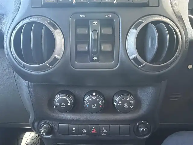 クライスラー・ジープ ジープ ラングラー アンリミテッド スポーツ 愛知県 2016(平28)年 11.5万km 白 ４ＷＤ　社外ナビ　フルセグＴＶ　ＤＶＤ再生　Ｂｌｕｅｔｏｏｔｈ接続　サイド　バックカメラ　デジタルミラー　ドラレコ　ＥＴＣ　クルコン　ダウンヒルアシスト　横滑り防止　背面タイヤ　前後フォグランプ