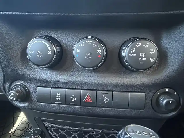 クライスラー・ジープ ジープ ラングラー アンリミテッド スポーツ 愛知県 2016(平28)年 11.5万km 白 ４ＷＤ　社外ナビ　フルセグＴＶ　ＤＶＤ再生　Ｂｌｕｅｔｏｏｔｈ接続　サイド　バックカメラ　デジタルミラー　ドラレコ　ＥＴＣ　クルコン　ダウンヒルアシスト　横滑り防止　背面タイヤ　前後フォグランプ