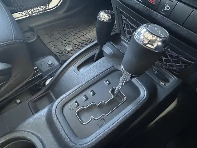 クライスラー・ジープ ジープ ラングラー アンリミテッド スポーツ 愛知県 2016(平28)年 11.5万km 白 ４ＷＤ　社外ナビ　フルセグＴＶ　ＤＶＤ再生　Ｂｌｕｅｔｏｏｔｈ接続　サイド　バックカメラ　デジタルミラー　ドラレコ　ＥＴＣ　クルコン　ダウンヒルアシスト　横滑り防止　背面タイヤ　前後フォグランプ