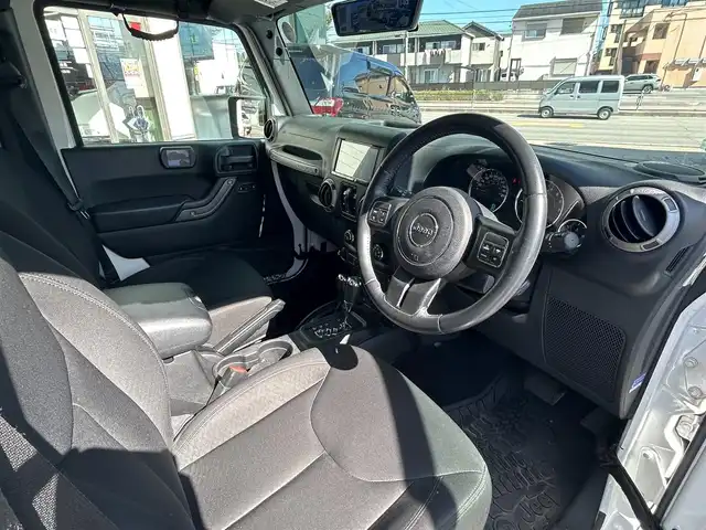 クライスラー・ジープ ジープ ラングラー アンリミテッド スポーツ 愛知県 2016(平28)年 11.5万km 白 ４ＷＤ　社外ナビ　フルセグＴＶ　ＤＶＤ再生　Ｂｌｕｅｔｏｏｔｈ接続　サイド　バックカメラ　デジタルミラー　ドラレコ　ＥＴＣ　クルコン　ダウンヒルアシスト　横滑り防止　背面タイヤ　前後フォグランプ