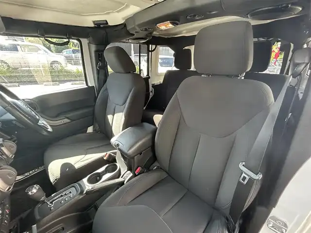 クライスラー・ジープ ジープ ラングラー アンリミテッド スポーツ 愛知県 2016(平28)年 11.5万km 白 ４ＷＤ　社外ナビ　フルセグＴＶ　ＤＶＤ再生　Ｂｌｕｅｔｏｏｔｈ接続　サイド　バックカメラ　デジタルミラー　ドラレコ　ＥＴＣ　クルコン　ダウンヒルアシスト　横滑り防止　背面タイヤ　前後フォグランプ