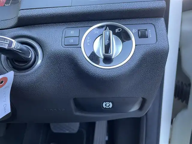 メルセデス・ベンツ Ｃ２００ CGI Bエフィシェンシー 福岡県 2011(平23)年 5.1万km カルサイトホワイト ワンオーナー/純正HDDナビ/（AM/FM/CD/DVD/ミュージックサーバー/Bluetooth/ワンセグTV）/クルーズコントロール/ハンズフリー/パワーシート（運転席/助手席）/オートライト/フォグランプ/電格ミラー/ETC/ドライブレコーダー前後（SD無し）/純正フロアマット/純正アルミホイール/バックカメラ/保証書/取扱説明書/スペアキー×１