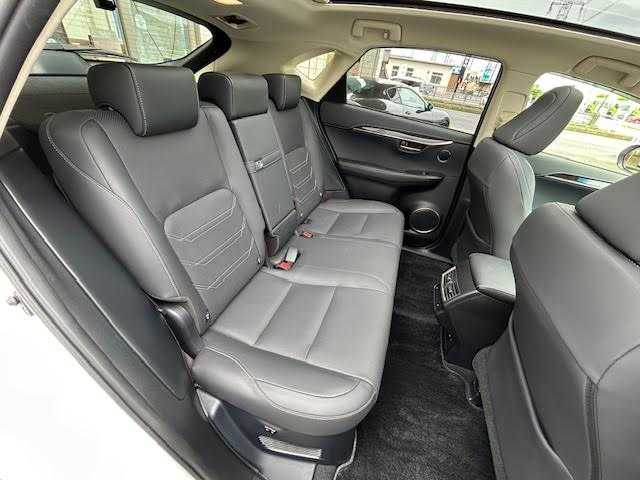 レクサス ＮＸ 300 バージョンL 埼玉県 2018(平30)年 3.3万km ソニッククォーツ Lexus Safety System+/・プリクラッシュセーフティシステム/・レーンディパーチャーアラート/・アダプティブハイビームシステム/・オートマチックハイビーム/・レーダークルーズコントロール/(全車速追従機能付)/パノラマルーフ/レザーシート/全席パワーシート(運転席メモリー付き)/全席シートヒーター(前席エアーシート)/ハンドルヒーター/前後クリアランスソナー/ブラインドスポットモニター/純正メモリナビ/Bluetooth/CD/SD/USB/AUX/フルセグTV/Miracast/フルセグTV/パノラミックビューモニター/バックカメラ/パドルシフト/前後ドライブレコーダー/ETC2.0/三眼LEDヘッドライト/保証書/取扱説明書/スペアキー