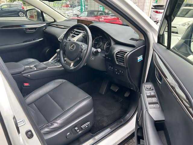 レクサス ＮＸ 300 バージョンL 埼玉県 2018(平30)年 3.3万km ソニッククォーツ Lexus Safety System+/・プリクラッシュセーフティシステム/・レーンディパーチャーアラート/・アダプティブハイビームシステム/・オートマチックハイビーム/・レーダークルーズコントロール/(全車速追従機能付)/パノラマルーフ/レザーシート/全席パワーシート(運転席メモリー付き)/全席シートヒーター(前席エアーシート)/ハンドルヒーター/前後クリアランスソナー/ブラインドスポットモニター/純正メモリナビ/Bluetooth/CD/SD/USB/AUX/フルセグTV/Miracast/フルセグTV/パノラミックビューモニター/バックカメラ/パドルシフト/前後ドライブレコーダー/ETC2.0/三眼LEDヘッドライト/保証書/取扱説明書/スペアキー