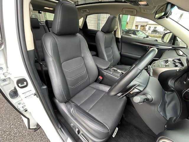レクサス ＮＸ 300 バージョンL 埼玉県 2018(平30)年 3.3万km ソニッククォーツ Lexus Safety System+/・プリクラッシュセーフティシステム/・レーンディパーチャーアラート/・アダプティブハイビームシステム/・オートマチックハイビーム/・レーダークルーズコントロール/(全車速追従機能付)/パノラマルーフ/レザーシート/全席パワーシート(運転席メモリー付き)/全席シートヒーター(前席エアーシート)/ハンドルヒーター/前後クリアランスソナー/ブラインドスポットモニター/純正メモリナビ/Bluetooth/CD/SD/USB/AUX/フルセグTV/Miracast/フルセグTV/パノラミックビューモニター/バックカメラ/パドルシフト/前後ドライブレコーダー/ETC2.0/三眼LEDヘッドライト/保証書/取扱説明書/スペアキー