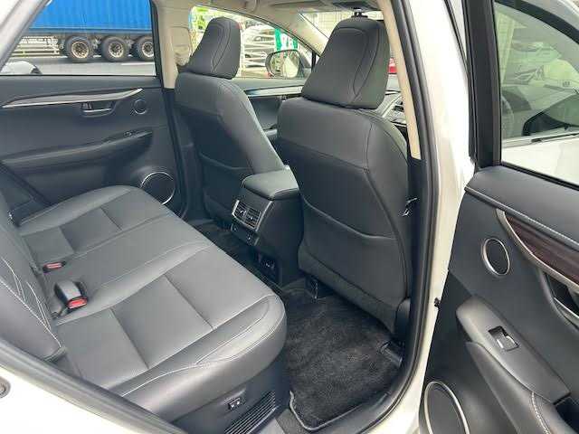 レクサス ＮＸ 300 バージョンL 埼玉県 2018(平30)年 3.3万km ソニッククォーツ Lexus Safety System+/・プリクラッシュセーフティシステム/・レーンディパーチャーアラート/・アダプティブハイビームシステム/・オートマチックハイビーム/・レーダークルーズコントロール/(全車速追従機能付)/パノラマルーフ/レザーシート/全席パワーシート(運転席メモリー付き)/全席シートヒーター(前席エアーシート)/ハンドルヒーター/前後クリアランスソナー/ブラインドスポットモニター/純正メモリナビ/Bluetooth/CD/SD/USB/AUX/フルセグTV/Miracast/フルセグTV/パノラミックビューモニター/バックカメラ/パドルシフト/前後ドライブレコーダー/ETC2.0/三眼LEDヘッドライト/保証書/取扱説明書/スペアキー