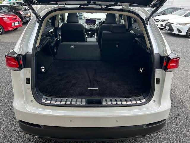 レクサス ＮＸ 300 バージョンL 埼玉県 2018(平30)年 3.3万km ソニッククォーツ Lexus Safety System+/・プリクラッシュセーフティシステム/・レーンディパーチャーアラート/・アダプティブハイビームシステム/・オートマチックハイビーム/・レーダークルーズコントロール/(全車速追従機能付)/パノラマルーフ/レザーシート/全席パワーシート(運転席メモリー付き)/全席シートヒーター(前席エアーシート)/ハンドルヒーター/前後クリアランスソナー/ブラインドスポットモニター/純正メモリナビ/Bluetooth/CD/SD/USB/AUX/フルセグTV/Miracast/フルセグTV/パノラミックビューモニター/バックカメラ/パドルシフト/前後ドライブレコーダー/ETC2.0/三眼LEDヘッドライト/保証書/取扱説明書/スペアキー