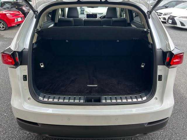 レクサス ＮＸ 300 バージョンL 埼玉県 2018(平30)年 3.3万km ソニッククォーツ Lexus Safety System+/・プリクラッシュセーフティシステム/・レーンディパーチャーアラート/・アダプティブハイビームシステム/・オートマチックハイビーム/・レーダークルーズコントロール/(全車速追従機能付)/パノラマルーフ/レザーシート/全席パワーシート(運転席メモリー付き)/全席シートヒーター(前席エアーシート)/ハンドルヒーター/前後クリアランスソナー/ブラインドスポットモニター/純正メモリナビ/Bluetooth/CD/SD/USB/AUX/フルセグTV/Miracast/フルセグTV/パノラミックビューモニター/バックカメラ/パドルシフト/前後ドライブレコーダー/ETC2.0/三眼LEDヘッドライト/保証書/取扱説明書/スペアキー