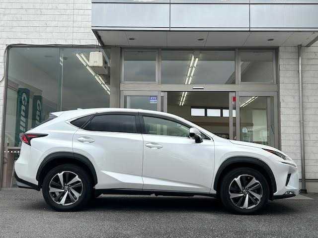 レクサス ＮＸ 300 バージョンL 埼玉県 2018(平30)年 3.3万km ソニッククォーツ Lexus Safety System+/・プリクラッシュセーフティシステム/・レーンディパーチャーアラート/・アダプティブハイビームシステム/・オートマチックハイビーム/・レーダークルーズコントロール/(全車速追従機能付)/パノラマルーフ/レザーシート/全席パワーシート(運転席メモリー付き)/全席シートヒーター(前席エアーシート)/ハンドルヒーター/前後クリアランスソナー/ブラインドスポットモニター/純正メモリナビ/Bluetooth/CD/SD/USB/AUX/フルセグTV/Miracast/フルセグTV/パノラミックビューモニター/バックカメラ/パドルシフト/前後ドライブレコーダー/ETC2.0/三眼LEDヘッドライト/保証書/取扱説明書/スペアキー