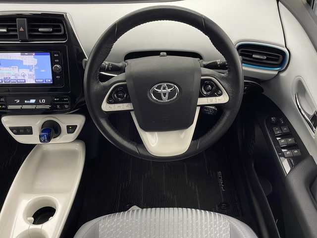 トヨタ プリウス A 宮崎県 2016(平28)年 6.2万km ホワイトパールクリスタルシャイン Toyota Safety Sense/〇プリクラシュセーフティ/〇レーンディパーチャーアラート/〇ブラインドスポットモニター/〇レーダークルーズコントロール/〇オートマチックハイビーム/〇パーキングアシスト/〇クリアランスソナー/純正7インチSDナビ/フルセグTV/CD/DVD/Bluetooth/バックカメラ/ヘッドライトアップディスプレイ/ビルトインETC/LEDヘッドライト/ドライブレコーダー/スマートキー×２/取扱説明書