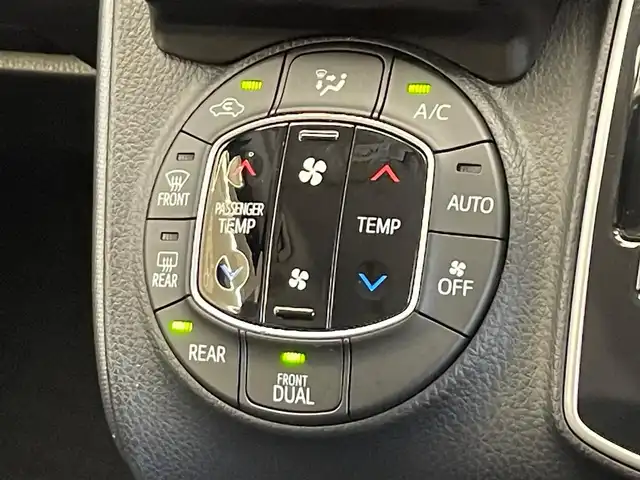 トヨタ ヴォクシー V 岩手県 2017(平29)年 10.5万km ブラッキッシュアゲハガラスフレーク ４WD/両側パワースライドドア/MTモード付きAT/３列シート/プリクラッシュセーフティー/レーンディパーチャーアラート/横滑り防止装置/クルーズコントロール/バックカメラ/オートライト/オートマチックハイビーム/アイドリングストップ/ドライブレコーダー/ETC2.0/フルセグTV/純正ナビ/純正フロアマット/純正アルミホイール15インチ/オールオートウィンドウ