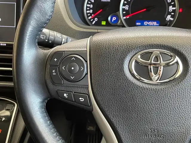 トヨタ ヴォクシー V 岩手県 2017(平29)年 10.5万km ブラッキッシュアゲハガラスフレーク ４WD/両側パワースライドドア/MTモード付きAT/３列シート/プリクラッシュセーフティー/レーンディパーチャーアラート/横滑り防止装置/クルーズコントロール/バックカメラ/オートライト/オートマチックハイビーム/アイドリングストップ/ドライブレコーダー/ETC2.0/フルセグTV/純正ナビ/純正フロアマット/純正アルミホイール15インチ/オールオートウィンドウ