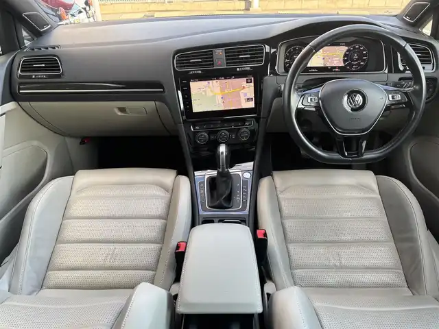 フォルクスワーゲン ゴルフ TSI ハイライン マイスター 奈良県 2020(令2)年 6.8万km ディープブラックパールエフェクト 1オーナー/純正メーカーナビ/BT/CD/USB/DVD/SD/TV/AUX//ブラインドスポットモニター/テレビキャンセラー/レーンキープアシスト/コーナーセンサー/レーダークルコン/リアトラフィックアラート/ETC2.0/バックカメラ/パーキングアシスト/ステアリングスイッチ/パワーシート/レザーシート/シートヒーター/メモリーシート/MTモード付AT/プッシュスタート/オートLEDライト/保証書・取説・スペアキー