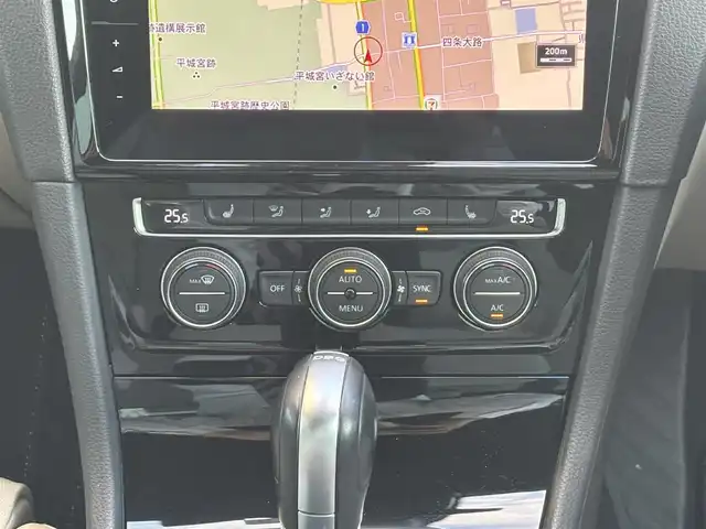 フォルクスワーゲン ゴルフ TSI ハイライン マイスター 奈良県 2020(令2)年 6.8万km ディープブラックパールエフェクト 1オーナー/純正メーカーナビ/BT/CD/USB/DVD/SD/TV/AUX//ブラインドスポットモニター/テレビキャンセラー/レーンキープアシスト/コーナーセンサー/レーダークルコン/リアトラフィックアラート/ETC2.0/バックカメラ/パーキングアシスト/ステアリングスイッチ/パワーシート/レザーシート/シートヒーター/メモリーシート/MTモード付AT/プッシュスタート/オートLEDライト/保証書・取説・スペアキー