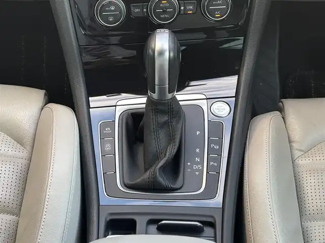 フォルクスワーゲン ゴルフ TSI ハイライン マイスター 奈良県 2020(令2)年 6.8万km ディープブラックパールエフェクト 1オーナー/純正メーカーナビ/BT/CD/USB/DVD/SD/TV/AUX//ブラインドスポットモニター/テレビキャンセラー/レーンキープアシスト/コーナーセンサー/レーダークルコン/リアトラフィックアラート/ETC2.0/バックカメラ/パーキングアシスト/ステアリングスイッチ/パワーシート/レザーシート/シートヒーター/メモリーシート/MTモード付AT/プッシュスタート/オートLEDライト/保証書・取説・スペアキー