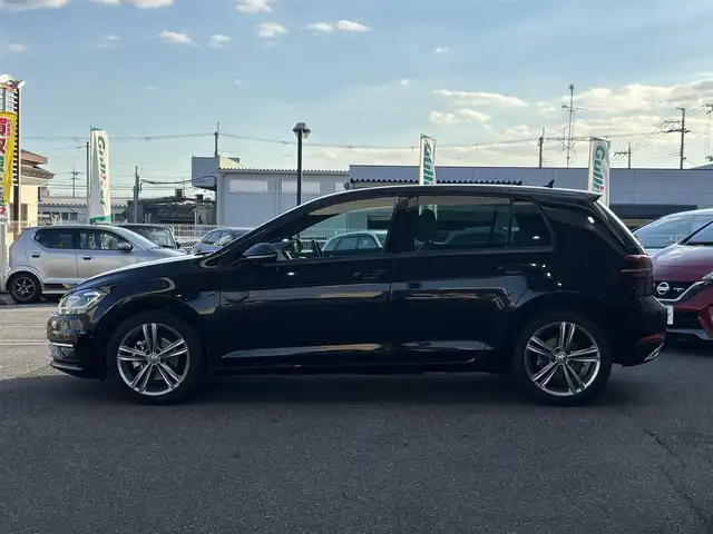 フォルクスワーゲン ゴルフ TSI ハイライン マイスター 奈良県 2020(令2)年 6.8万km ディープブラックパールエフェクト 1オーナー/純正メーカーナビ/BT/CD/USB/DVD/SD/TV/AUX//ブラインドスポットモニター/テレビキャンセラー/レーンキープアシスト/コーナーセンサー/レーダークルコン/リアトラフィックアラート/ETC2.0/バックカメラ/パーキングアシスト/ステアリングスイッチ/パワーシート/レザーシート/シートヒーター/メモリーシート/MTモード付AT/プッシュスタート/オートLEDライト/保証書・取説・スペアキー