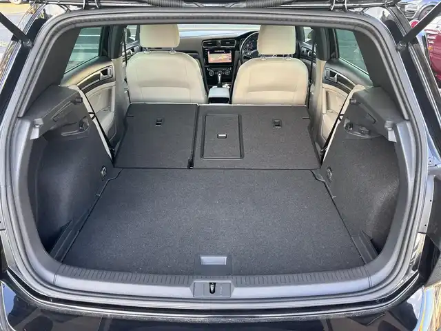 フォルクスワーゲン ゴルフ TSI ハイライン マイスター 奈良県 2020(令2)年 6.8万km ディープブラックパールエフェクト 1オーナー/純正メーカーナビ/BT/CD/USB/DVD/SD/TV/AUX//ブラインドスポットモニター/テレビキャンセラー/レーンキープアシスト/コーナーセンサー/レーダークルコン/リアトラフィックアラート/ETC2.0/バックカメラ/パーキングアシスト/ステアリングスイッチ/パワーシート/レザーシート/シートヒーター/メモリーシート/MTモード付AT/プッシュスタート/オートLEDライト/保証書・取説・スペアキー