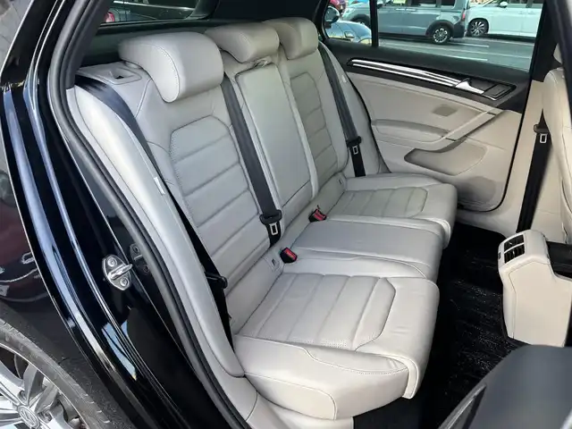 フォルクスワーゲン ゴルフ TSI ハイライン マイスター 奈良県 2020(令2)年 6.8万km ディープブラックパールエフェクト 1オーナー/純正メーカーナビ/BT/CD/USB/DVD/SD/TV/AUX//ブラインドスポットモニター/テレビキャンセラー/レーンキープアシスト/コーナーセンサー/レーダークルコン/リアトラフィックアラート/ETC2.0/バックカメラ/パーキングアシスト/ステアリングスイッチ/パワーシート/レザーシート/シートヒーター/メモリーシート/MTモード付AT/プッシュスタート/オートLEDライト/保証書・取説・スペアキー