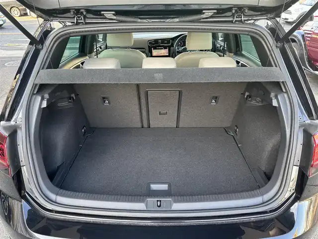 フォルクスワーゲン ゴルフ TSI ハイライン マイスター 奈良県 2020(令2)年 6.8万km ディープブラックパールエフェクト 1オーナー/純正メーカーナビ/BT/CD/USB/DVD/SD/TV/AUX//ブラインドスポットモニター/テレビキャンセラー/レーンキープアシスト/コーナーセンサー/レーダークルコン/リアトラフィックアラート/ETC2.0/バックカメラ/パーキングアシスト/ステアリングスイッチ/パワーシート/レザーシート/シートヒーター/メモリーシート/MTモード付AT/プッシュスタート/オートLEDライト/保証書・取説・スペアキー