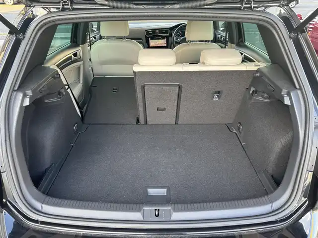 フォルクスワーゲン ゴルフ TSI ハイライン マイスター 奈良県 2020(令2)年 6.8万km ディープブラックパールエフェクト 1オーナー/純正メーカーナビ/BT/CD/USB/DVD/SD/TV/AUX//ブラインドスポットモニター/テレビキャンセラー/レーンキープアシスト/コーナーセンサー/レーダークルコン/リアトラフィックアラート/ETC2.0/バックカメラ/パーキングアシスト/ステアリングスイッチ/パワーシート/レザーシート/シートヒーター/メモリーシート/MTモード付AT/プッシュスタート/オートLEDライト/保証書・取説・スペアキー