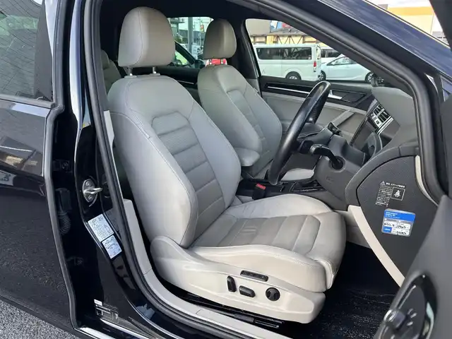 フォルクスワーゲン ゴルフ TSI ハイライン マイスター 奈良県 2020(令2)年 6.8万km ディープブラックパールエフェクト 1オーナー/純正メーカーナビ/BT/CD/USB/DVD/SD/TV/AUX//ブラインドスポットモニター/テレビキャンセラー/レーンキープアシスト/コーナーセンサー/レーダークルコン/リアトラフィックアラート/ETC2.0/バックカメラ/パーキングアシスト/ステアリングスイッチ/パワーシート/レザーシート/シートヒーター/メモリーシート/MTモード付AT/プッシュスタート/オートLEDライト/保証書・取説・スペアキー