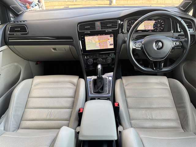 フォルクスワーゲン ゴルフ TSI ハイライン マイスター 奈良県 2020(令2)年 6.8万km ディープブラックパールエフェクト 1オーナー/純正メーカーナビ/BT/CD/USB/DVD/SD/TV/AUX//ブラインドスポットモニター/テレビキャンセラー/レーンキープアシスト/コーナーセンサー/レーダークルコン/リアトラフィックアラート/ETC2.0/バックカメラ/パーキングアシスト/ステアリングスイッチ/パワーシート/レザーシート/シートヒーター/メモリーシート/MTモード付AT/プッシュスタート/オートLEDライト/保証書・取説・スペアキー