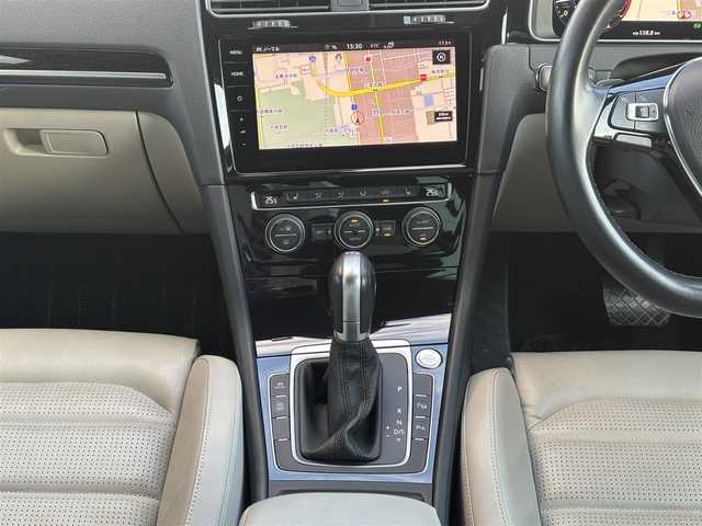 フォルクスワーゲン ゴルフ TSI ハイライン マイスター 奈良県 2020(令2)年 6.8万km ディープブラックパールエフェクト 1オーナー/純正メーカーナビ/BT/CD/USB/DVD/SD/TV/AUX//ブラインドスポットモニター/テレビキャンセラー/レーンキープアシスト/コーナーセンサー/レーダークルコン/リアトラフィックアラート/ETC2.0/バックカメラ/パーキングアシスト/ステアリングスイッチ/パワーシート/レザーシート/シートヒーター/メモリーシート/MTモード付AT/プッシュスタート/オートLEDライト/保証書・取説・スペアキー