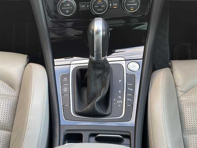 フォルクスワーゲン ゴルフ TSI ハイライン マイスター 奈良県 2020(令2)年 6.8万km ディープブラックパールエフェクト 1オーナー/純正メーカーナビ/BT/CD/USB/DVD/SD/TV/AUX//ブラインドスポットモニター/テレビキャンセラー/レーンキープアシスト/コーナーセンサー/レーダークルコン/リアトラフィックアラート/ETC2.0/バックカメラ/パーキングアシスト/ステアリングスイッチ/パワーシート/レザーシート/シートヒーター/メモリーシート/MTモード付AT/プッシュスタート/オートLEDライト/保証書・取説・スペアキー