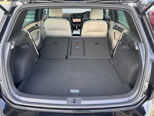 フォルクスワーゲン ゴルフ TSI ハイライン マイスター 奈良県 2020(令2)年 6.8万km ディープブラックパールエフェクト 1オーナー/純正メーカーナビ/BT/CD/USB/DVD/SD/TV/AUX//ブラインドスポットモニター/テレビキャンセラー/レーンキープアシスト/コーナーセンサー/レーダークルコン/リアトラフィックアラート/ETC2.0/バックカメラ/パーキングアシスト/ステアリングスイッチ/パワーシート/レザーシート/シートヒーター/メモリーシート/MTモード付AT/プッシュスタート/オートLEDライト/保証書・取説・スペアキー