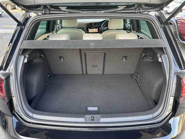 フォルクスワーゲン ゴルフ TSI ハイライン マイスター 奈良県 2020(令2)年 6.8万km ディープブラックパールエフェクト 1オーナー/純正メーカーナビ/BT/CD/USB/DVD/SD/TV/AUX//ブラインドスポットモニター/テレビキャンセラー/レーンキープアシスト/コーナーセンサー/レーダークルコン/リアトラフィックアラート/ETC2.0/バックカメラ/パーキングアシスト/ステアリングスイッチ/パワーシート/レザーシート/シートヒーター/メモリーシート/MTモード付AT/プッシュスタート/オートLEDライト/保証書・取説・スペアキー