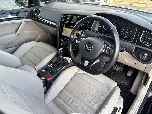 フォルクスワーゲン ゴルフ TSI ハイライン マイスター 奈良県 2020(令2)年 6.8万km ディープブラックパールエフェクト 1オーナー/純正メーカーナビ/BT/CD/USB/DVD/SD/TV/AUX//ブラインドスポットモニター/テレビキャンセラー/レーンキープアシスト/コーナーセンサー/レーダークルコン/リアトラフィックアラート/ETC2.0/バックカメラ/パーキングアシスト/ステアリングスイッチ/パワーシート/レザーシート/シートヒーター/メモリーシート/MTモード付AT/プッシュスタート/オートLEDライト/保証書・取説・スペアキー