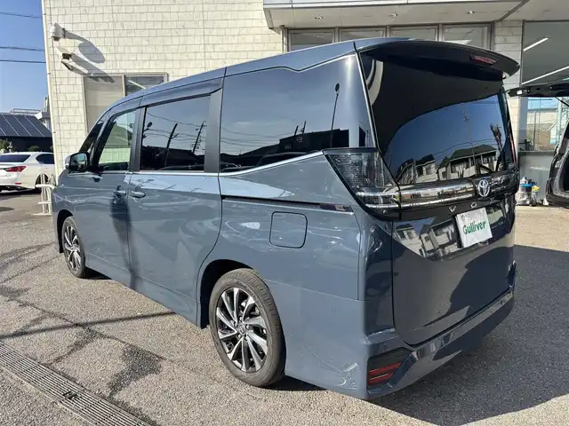 トヨタ ヴォクシー ハイブリッド S－Z 愛知県 2023(令5)年 2.9万km マッシブグレー ワンオーナー　禁煙　１０インチＷゾーンナビ　フルセグＴＶ　ＤＶＤ再生　スマホ連携　HDMI　USB　全方位カメラ　純正１４インチ後席モニタ　ビルトインＥＴＣ　両側パワースライドドア　パワーバックドア　追従　ＬＫＡ　ＢＳＭ　AC1500W電源　1，2列目シートヒーター