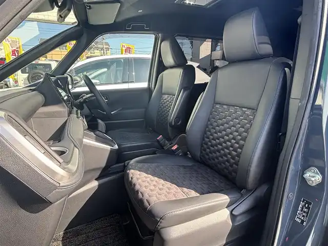 トヨタ ヴォクシー ハイブリッド S－Z 愛知県 2023(令5)年 2.9万km マッシブグレー ワンオーナー　禁煙　１０インチＷゾーンナビ　フルセグＴＶ　ＤＶＤ再生　スマホ連携　HDMI　USB　全方位カメラ　純正１４インチ後席モニタ　ビルトインＥＴＣ　両側パワースライドドア　パワーバックドア　追従　ＬＫＡ　ＢＳＭ　AC1500W電源　1，2列目シートヒーター