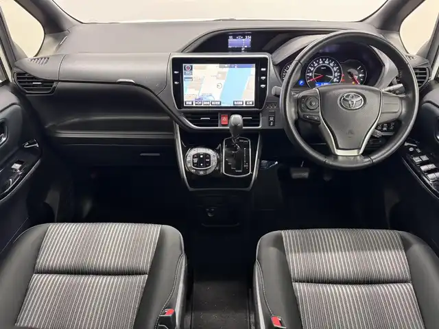 トヨタ ヴォクシー ZS 煌 三重県 2018(平30)年 5.2万km ホワイトパールクリスタルシャイン ガソリン/FF/MTモード付インパネCVT/純正 10インチナビ NSZT-Z66T/（AM/FM/CD/DVD/TV/SD/SDREC/Bluetooth）/バックガイドモニター/両側パワースライドドア/ドライブレコーダー 前方/ビルトイン ETC/モデリスタエアロ（フロントスポイラー、スタイリッシュモール、リヤスカート、リヤスポイラー）/Toyota Safety Sense/・プリクラッシュセーフティ［PCS］/・レーンディパーチャーアラート［LDA］/・オートハイビーム［AHB］/・横滑り防止装置［TRC］/など/装備/・クルーズコントロール/・左右独立温度調整＆後席独立調整オートエアコン/・オートライト/・LED ヘッドランプ＆フロントフォグランプ/・ステアリングスイッチ/・プッシュスタート/・充電用USBジャックx2/・純正16inAW/・保/取/ナビ取/・スマートキーx1/など