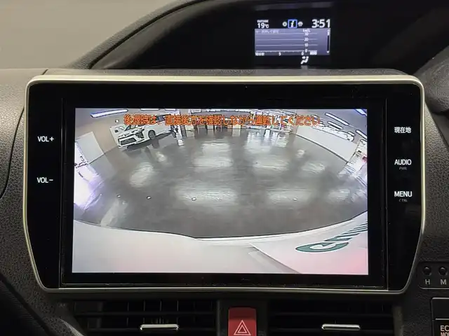 トヨタ ヴォクシー ZS 煌 三重県 2018(平30)年 5.2万km ホワイトパールクリスタルシャイン ガソリン/FF/MTモード付インパネCVT/純正 10インチナビ NSZT-Z66T/（AM/FM/CD/DVD/TV/SD/SDREC/Bluetooth）/バックガイドモニター/両側パワースライドドア/ドライブレコーダー 前方/ビルトイン ETC/モデリスタエアロ（フロントスポイラー、スタイリッシュモール、リヤスカート、リヤスポイラー）/Toyota Safety Sense/・プリクラッシュセーフティ［PCS］/・レーンディパーチャーアラート［LDA］/・オートハイビーム［AHB］/・横滑り防止装置［TRC］/など/装備/・クルーズコントロール/・左右独立温度調整＆後席独立調整オートエアコン/・オートライト/・LED ヘッドランプ＆フロントフォグランプ/・ステアリングスイッチ/・プッシュスタート/・充電用USBジャックx2/・純正16inAW/・保/取/ナビ取/・スマートキーx1/など