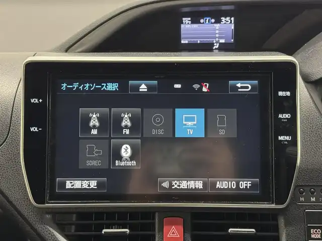 トヨタ ヴォクシー ZS 煌 三重県 2018(平30)年 5.2万km ホワイトパールクリスタルシャイン ガソリン/FF/MTモード付インパネCVT/純正 10インチナビ NSZT-Z66T/（AM/FM/CD/DVD/TV/SD/SDREC/Bluetooth）/バックガイドモニター/両側パワースライドドア/ドライブレコーダー 前方/ビルトイン ETC/モデリスタエアロ（フロントスポイラー、スタイリッシュモール、リヤスカート、リヤスポイラー）/Toyota Safety Sense/・プリクラッシュセーフティ［PCS］/・レーンディパーチャーアラート［LDA］/・オートハイビーム［AHB］/・横滑り防止装置［TRC］/など/装備/・クルーズコントロール/・左右独立温度調整＆後席独立調整オートエアコン/・オートライト/・LED ヘッドランプ＆フロントフォグランプ/・ステアリングスイッチ/・プッシュスタート/・充電用USBジャックx2/・純正16inAW/・保/取/ナビ取/・スマートキーx1/など