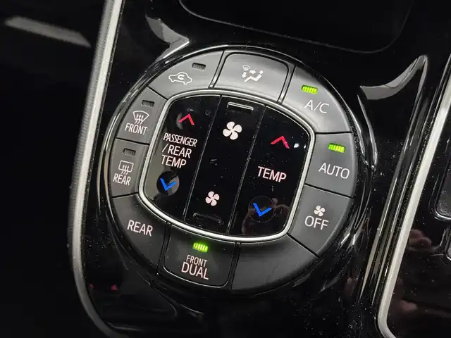 トヨタ ヴォクシー ZS 煌 三重県 2018(平30)年 5.2万km ホワイトパールクリスタルシャイン ガソリン/FF/MTモード付インパネCVT/純正 10インチナビ NSZT-Z66T/（AM/FM/CD/DVD/TV/SD/SDREC/Bluetooth）/バックガイドモニター/両側パワースライドドア/ドライブレコーダー 前方/ビルトイン ETC/モデリスタエアロ（フロントスポイラー、スタイリッシュモール、リヤスカート、リヤスポイラー）/Toyota Safety Sense/・プリクラッシュセーフティ［PCS］/・レーンディパーチャーアラート［LDA］/・オートハイビーム［AHB］/・横滑り防止装置［TRC］/など/装備/・クルーズコントロール/・左右独立温度調整＆後席独立調整オートエアコン/・オートライト/・LED ヘッドランプ＆フロントフォグランプ/・ステアリングスイッチ/・プッシュスタート/・充電用USBジャックx2/・純正16inAW/・保/取/ナビ取/・スマートキーx1/など